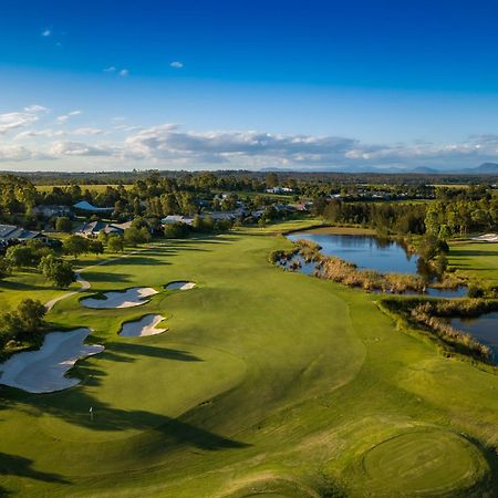 Chateau Elan At The Vintage Pokolbin Eksteriør bilde The 18th hole at The Lakes Golf Club