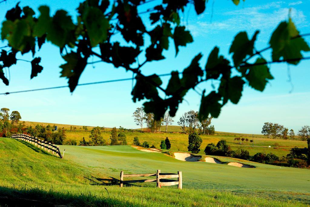 Chateau Elan At The Vintage Pokolbin Eksteriør bilde The 18th hole at the 2007 PGA Championship