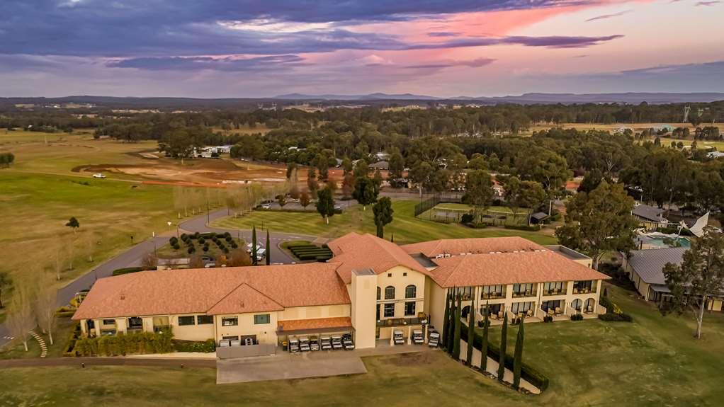 Chateau Elan At The Vintage Pokolbin Eksteriør bilde Aerial view of the clubhouse at the Wagga Wagga Golf Club