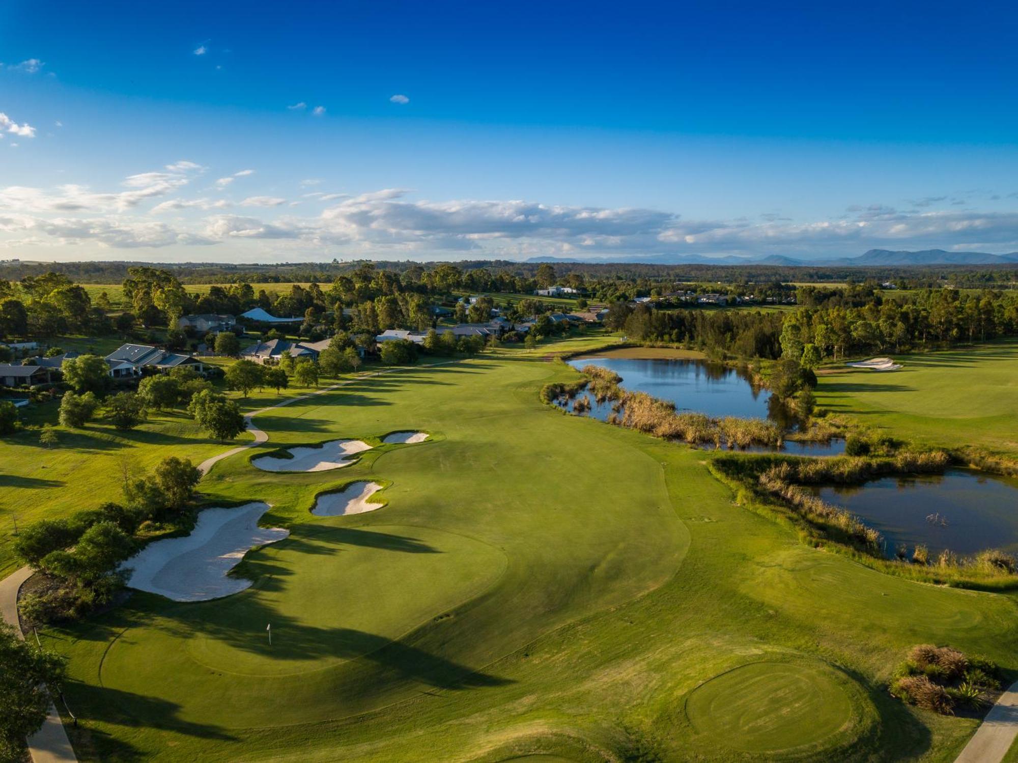 Chateau Elan At The Vintage Pokolbin Eksteriør bilde The 18th hole at The Lakes Golf Club