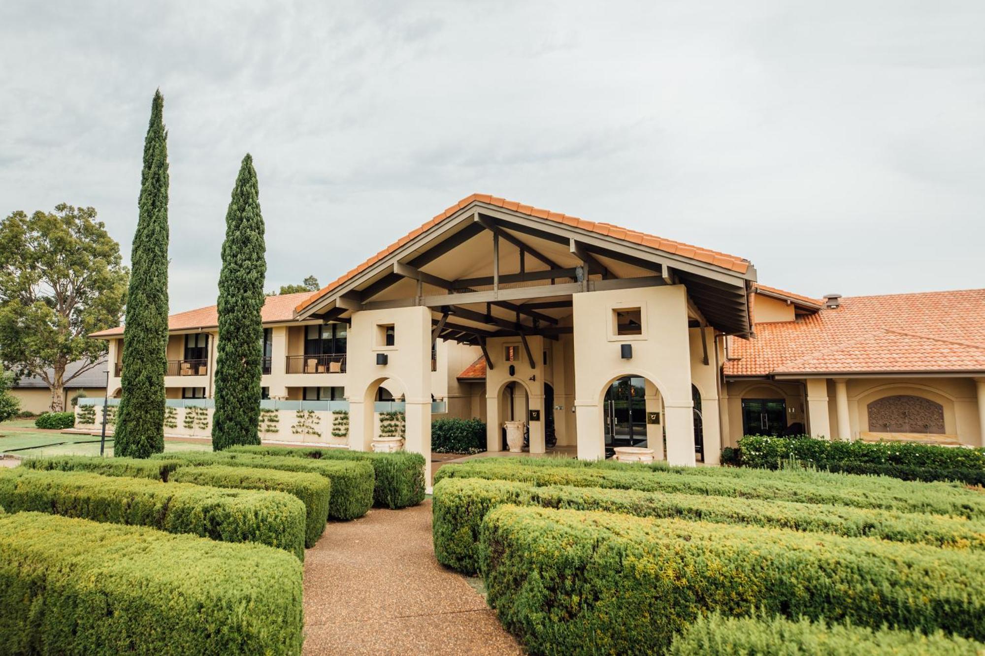 Chateau Elan At The Vintage Pokolbin Eksteriør bilde Clubhouse at the Royal Perth Golf Club