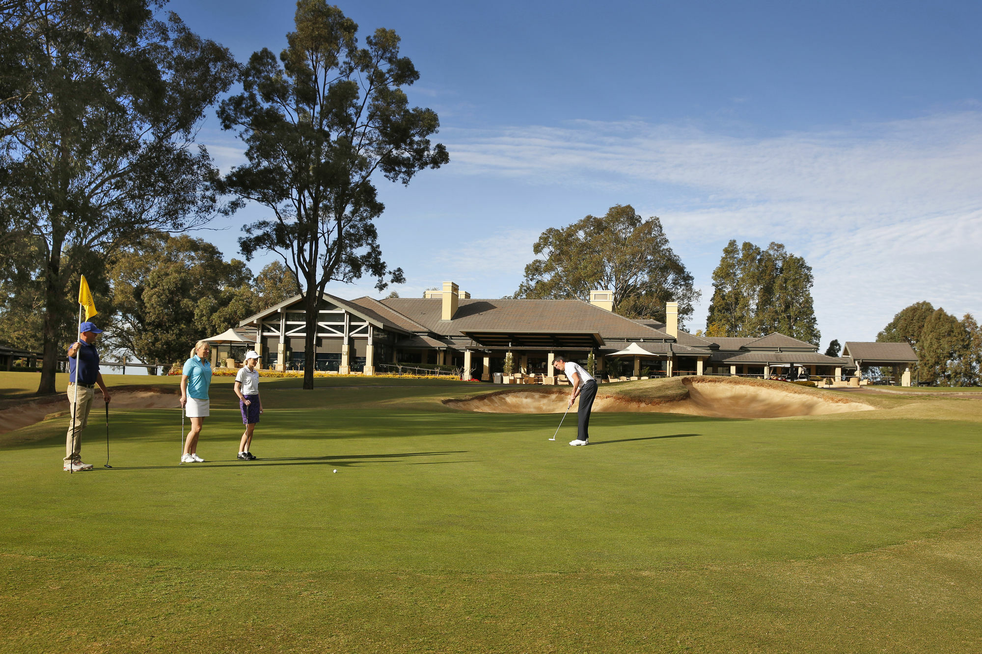 Chateau Elan At The Vintage Pokolbin Eksteriør bilde Clubhouse at the 18th green