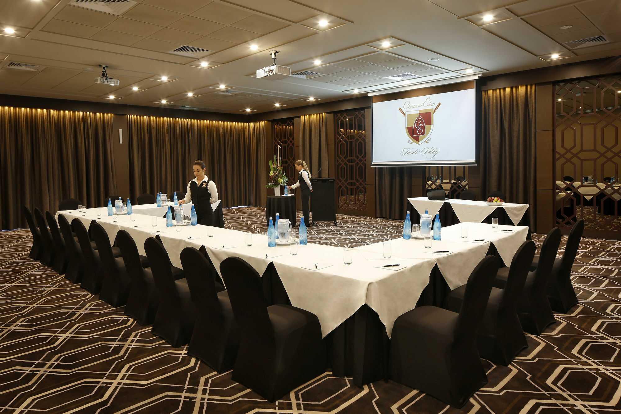 Chateau Elan At The Vintage Pokolbin Eksteriør bilde A meeting room at the Crown Towers