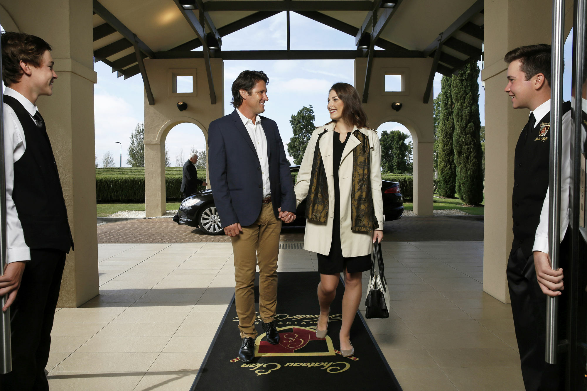 Chateau Elan At The Vintage Pokolbin Eksteriør bilde A couple being greeted by a concierge