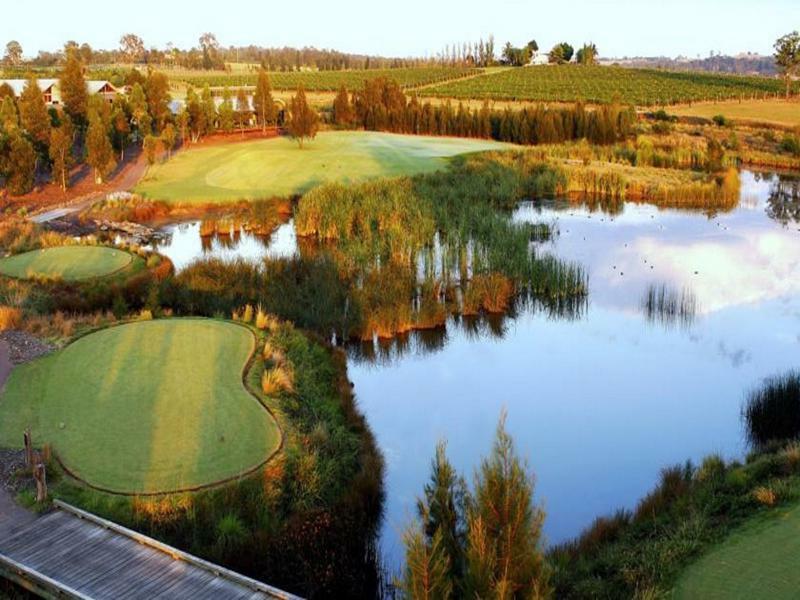 Chateau Elan At The Vintage Pokolbin Eksteriør bilde The 18th hole at the Links Lady Bay Golf Club